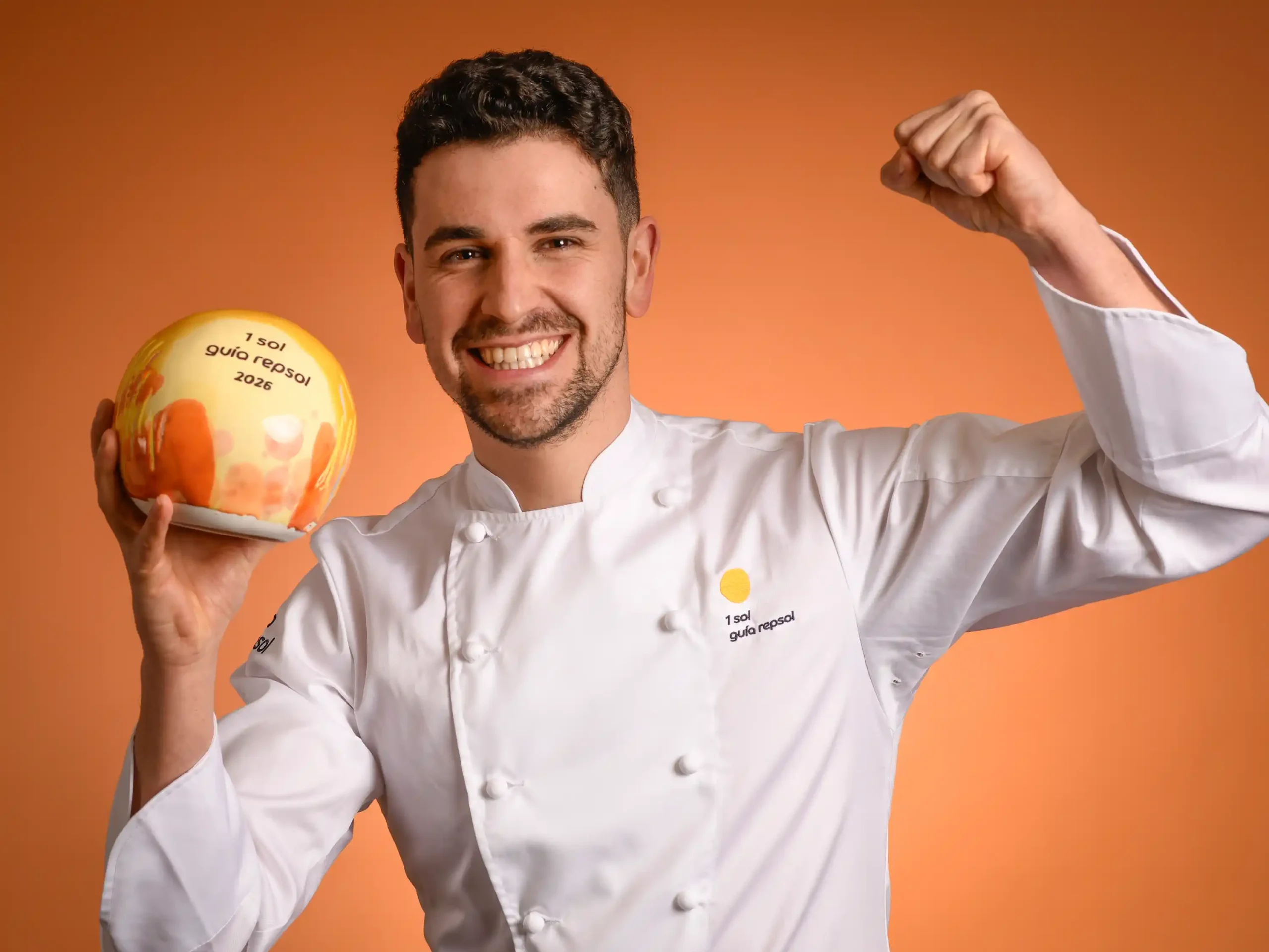 Ángel Sánchez, chef de Veratus, con un Sol Guía Repsol