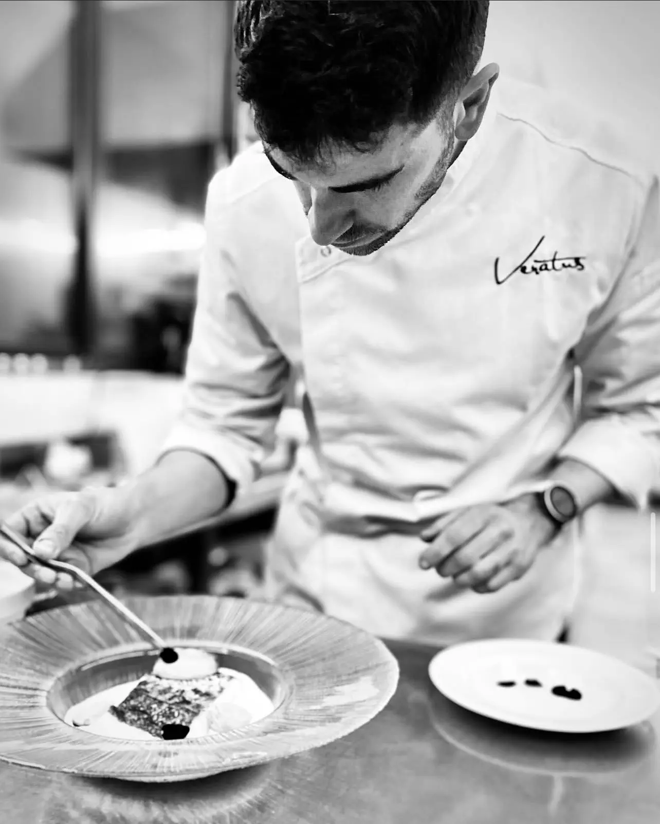 Ángel Sánchez, chef de Veratus, trabajando en la cocina